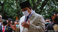 Prabowo memanjatkan doa kepada perwira TRI dan Taruna Akmil Tangerang yang gugur dan dimakamkan di TMP Taruna, Tangerang.