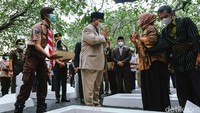 Prabowo mengapresiasi para peserta upacara. 