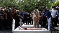 Menteri Pertahanan (Menhan) Prabowo Subianto menabur bunga di Taman Makam Pahlawan (TMP) Taruna, Tangerang, Rabu (26/1/2022).