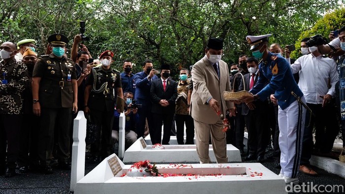 Menteri Pertahanan Prabowo Subianto menjadi inspektur upacara peringatan Hari Bhakti Taruna. Prabowo turut menabur bunga usai upacara di TMP Taruna, Tangerang.