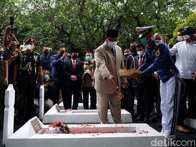 Momen Prabowo Tabur Bunga di Peringatan Hari Bhakti Taruna