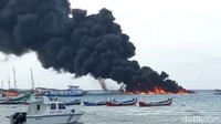 Peristiwa ini berawal saat perahu tengah sandar di Pelabuhan Gayam. Tiba-tiba, api berkobar cukup besar dan menimbulkan asap tebal. Warga di sekitar pun panik. Ahmad Rahman/detikcom.