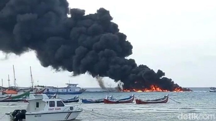 Perahu pengangkut BBM terbakar di Pelabuhan Gayam Pulau Sapudi, Sumenep, Madura. Diketahui, 3 orang anak buah kapal terluka akibat kejadian tersebut.