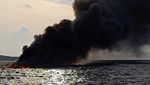 Ngeri! Perahu BBM Terbakar di Pelabuhan Gayam Sapudi Sumenep