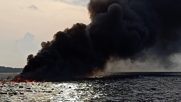 Perahu pengangkut BBM terbakar di Pelabuhan Gayam Pulau Sapudi, Sumenep, Madura. Diketahui, 3 orang anak buah kapal terluka akibat kejadian tersebut.