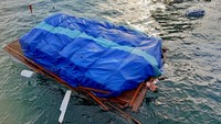Sementara itu, kebakaran perahu pengangkut BBM ini memakan korban. Seorang nakhoda kapal mengalami luka bakar serius dan dilarikan ke Puskesmas Gayam. Dok. Basarnas Surabaya.
