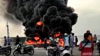 Diketahui, kebakaran perahu bernama Khatijah No 01 ini terjadi pukul 07.00 WIB. Ahmad Rahman/detikcom.