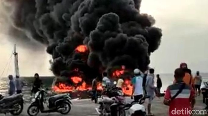 Ngeri! Perahu BBM Terbakar di Pelabuhan Gayam Sapudi Sumenep Perahu pengangkut BBM terbakar di Pelabuhan Gayam Pulau Sapudi, Sumenep, Madura. Diketahui, 3 orang anak buah kapal terluka akibat kejadian tersebut.