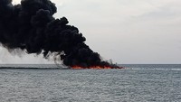 Penampakan perahu pengangkut BBM yang terbakar di Pelabuhan Gayam Pulau Sapudi, Sumenep, Madura, Rabu (26/1/2022). Dok. Basarnas Surabaya.