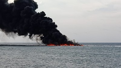 Ngeri! Perahu BBM Terbakar di Pelabuhan Gayam Sapudi Sumenep