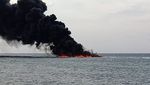 Ngeri! Perahu BBM Terbakar di Pelabuhan Gayam Sapudi Sumenep