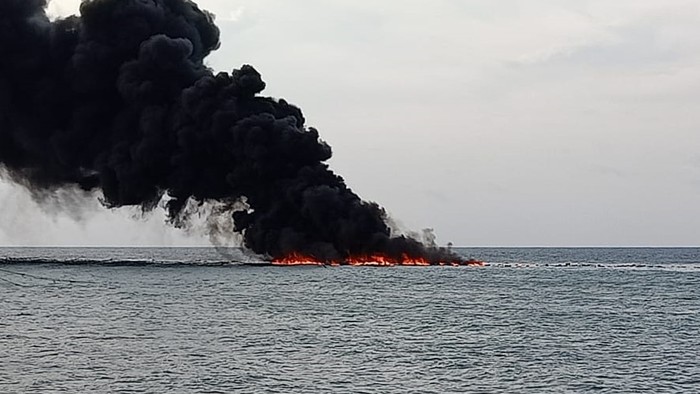 Perahu pengangkut BBM terbakar di Pelabuhan Gayam Pulau Sapudi, Sumenep, Madura. Diketahui, 3 orang anak buah kapal terluka akibat kejadian tersebut.