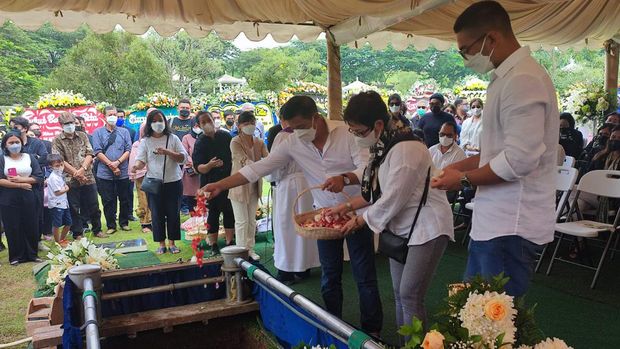Nurul Arifin dan keluarga melepas kepergian Maura di San Diego Hills (Foto: Nahda/detikcom)