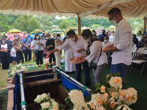 Nurul Arifin Antar Jenazah Putrinya ke Tempat Peristirahatan Terakhir