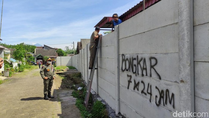 pagar beton tutup 6 rumah warga di Malang