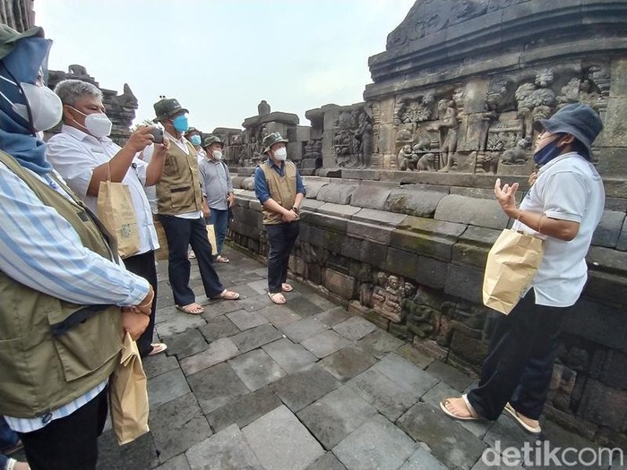 Pemakaian Sandal Upanat di Candi Borobudur Diuji Coba, Rabu (26/1/2022).