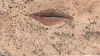 Pemandangan alam seperti bibir ukuran raksasa ini terekam di Darfur, Sudan, oleh Google Earth. Foto: Google Earth