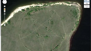 Di salah satu sudut Kazakhstan yang terisolasi, ditemukan pentagram besar, diameternya sekitar 366 meter. Banyak spekulasi mengenai pentagram ini, misalnya kaitannya dengan pemujaan setan. Foto: Google Earth
