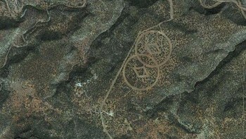 Ditemukan di padang gurun dekat New Mexico, ada simbol dua berlian besar yang dikelilingi lingkaran. Diklaim ini adalah bunker tersembunyi yang dimiliki oleh Church of Scientology. Foto: Google Earth