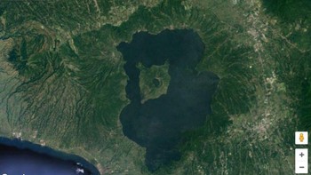 Pemandangan alam yang sangat unik di mana ada semacam pulau di danau dan ada lagi di tengahnya pulau di danau. Google Earth menjepretnya di Volcano Island, Filipina. Foto: Google Earth