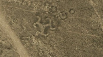 Ilmuwan menemukan 50 geoglyphs di utara Kazakhstan, termasuk yang bentuknya seperti Swastika ini. Usianya diperkirakan 2.000 tahun dan pada saat itu, simbol Swastika belum banyak dikenal atau terkait hal tertentu. Foto: Google Earth