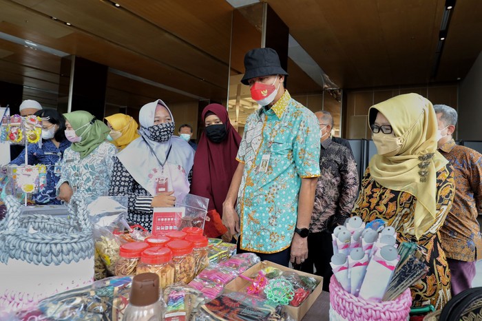 Gubernur Jawa Tengah Ganjar Pranowo menggandeng Kementerian Kominfo melatih 30.000 calon Entrepreneurship atau wirausahawan.