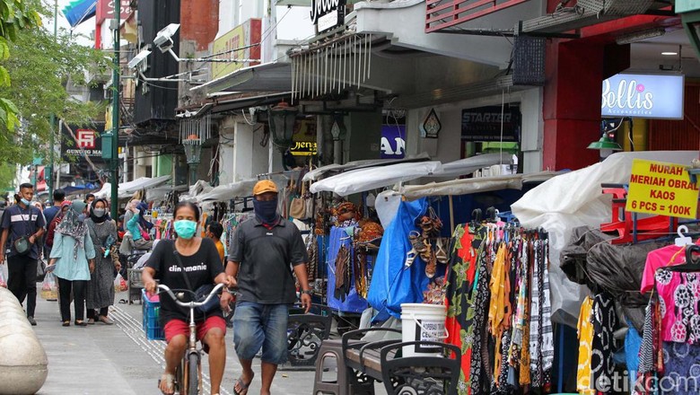 Sejumlah pedagang kaki lima kawasan wisata Jalan Malioboro menjajakan dagangngannya, Yogyakarta, Rabu (26/1/2021). Mereka tetap beraktivitas seperti biasa jelang relokasi.