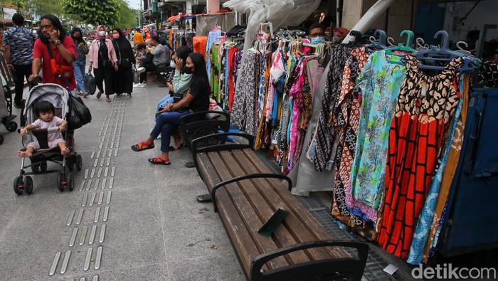 Penampakan Terkini PKL Malioboro yang Akan Direlokasi Sejumlah pedagang kaki lima kawasan wisata Jalan Malioboro menjajakan dagangngannya, Yogyakarta, Rabu (26/1/2021). Mereka tetap beraktivitas seperti biasa jelang relokasi.