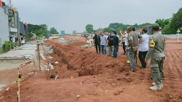 Pengerjaan proyek Tol Cinere-Jagorawi (Cijago II) mendapat protes dari warga lantaran memutus akses Jalan Swadaya Ujung ke Tugu Tanah Baru. Warga dan pihak tol sepakat Jalan Swadaya akan diperlebar (dok Istimewa)