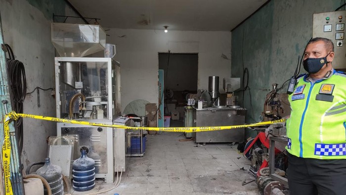 Penggerebekan pabrik rumahan obat ilegal di Bogor