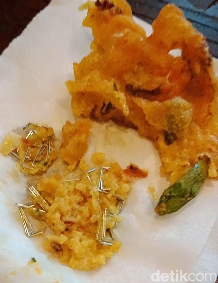Pengunjung kafe di Medan memakan gorengan isi anak hekter