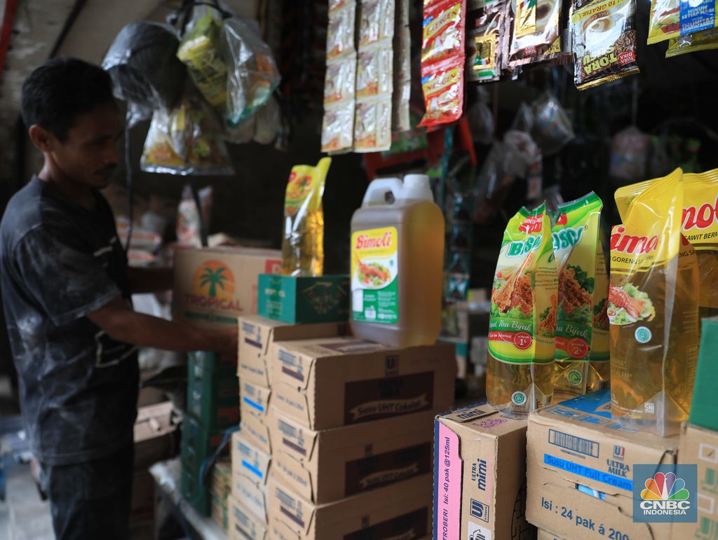 Pekerja menuang minyak curah milik Tah Lan di pasar Pondok Labu, Jakarta, Rabu, 26/1. Setelah seminggu diberlakukannya kebijakan satu harga, yakni minyak goreng berbanderol Rp 14 ribu per liter, ternyata penyesuaian harga tersebut belum terjadi di pasar tradisional. Satu di antaranya Pasar Jaya Pondok Labu, Jakarta.Berdasarkan pantauan CNBC Indonesia, Rabu (26/1/2022), harga minyak curah di Pasar Jaya Pondok Labu masih dipatok harga Rp 21 ribu per liternya dan minyak kemasan seharga Rp 20.000 per liter. Tah Lan, seorang pedagang warung sembako di Pasar Pondok Labu ini menilai kebijakan pemerintah dengan memberikan subsidi harga minyak sudah bagus.