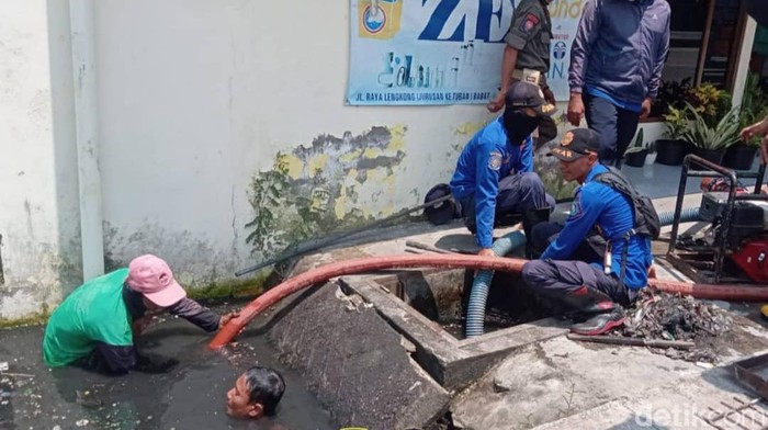 penyedotan lumpur banjir babat