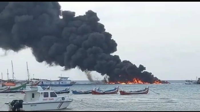 Perahu Angkut BBM Terbakar Hebat di Pelabuhan Gayam Pulau Sepudi Sumenep