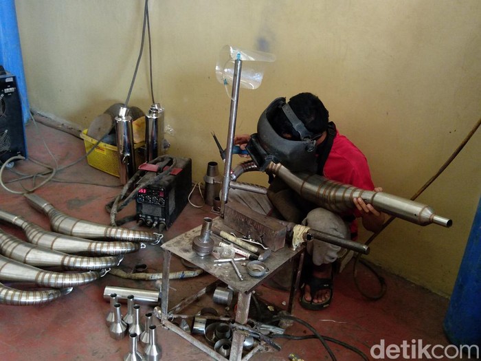 Perajin knalpot di Kabupaten Purbalingga, Rabu (26/1/2022).
