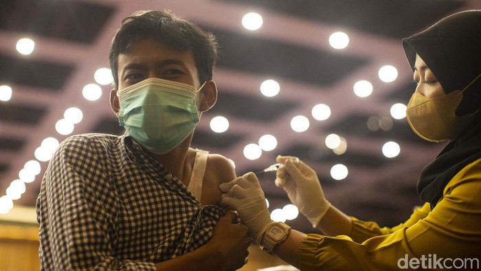 4 Gejala Omicron pada Pasien yang Sudah Divaksin dan Booster