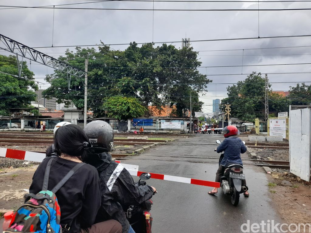 Perlintasan sebidang rel, Jl Bungur Besar 17, Gunung Sahari, Jakarta Pusat, 26 Januari 2022. (Marteen Ronaldo Pakpahan/detikcom)