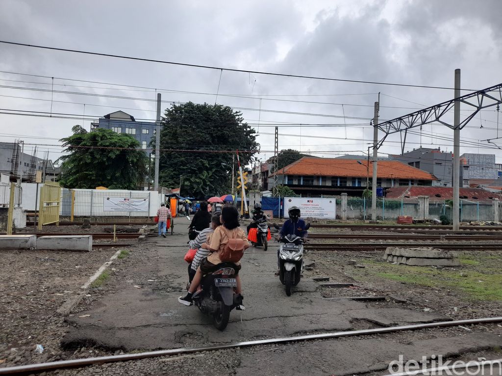 Perlintasan sebidang rel, Jl Bungur Besar 17, Gunung Sahari, Jakarta Pusat, 26 Januari 2022. (Marteen Ronaldo Pakpahan/detikcom)