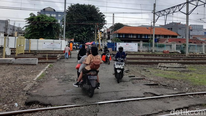 Perlintasan sebidang rel, Jl Bungur Besar 17, Gunung Sahari, Jakarta Pusat, 26 Januari 2022. (Marteen Ronaldo Pakpahan/detikcom)