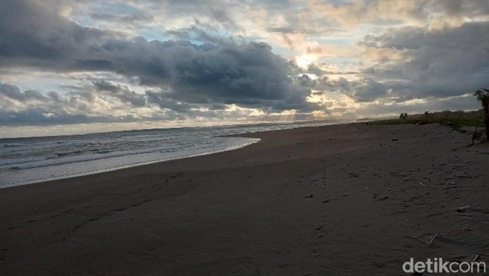 Pesisir Pantai Ciparanti di Pangandaran