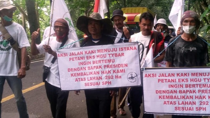 Petani Sukabumi gelar aksi jalan kaki menuju Istana Presiden.