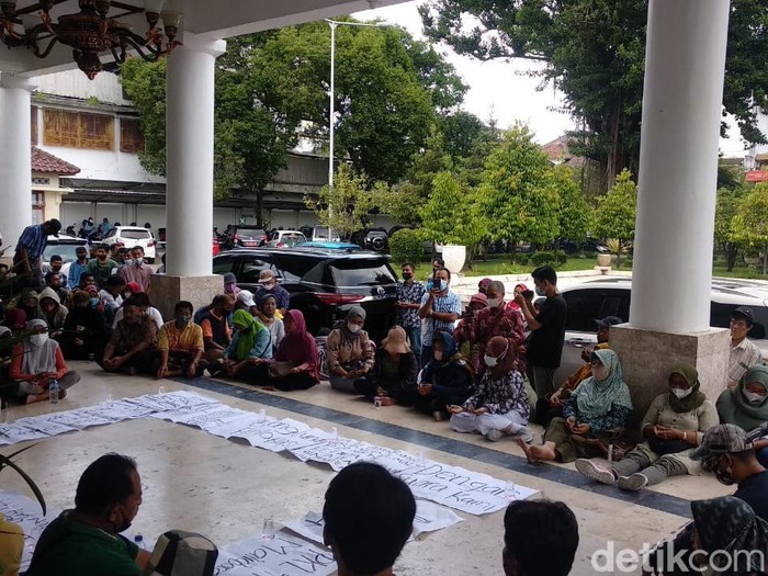 PKL Malioboro menunggu audiensi Pansus DPRD Kota Jogja dengan DPRD DIY dan Pemda DIY di gedung DPRD DIY, Rabu (26/1/2022).