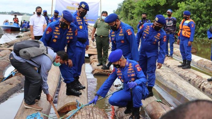 Polisi amankan 300 log di Sungai Belayan.