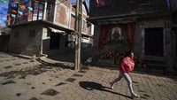 Beberapa keluarga membangun atau memperluas rumah mereka di Comachuen dengan uang yang mereka peroleh di Amerika Serikat seperti rumah di foto kiri.