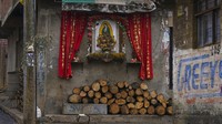 Kiriman uang turut melestarikan kekayaan lokal seperti tekstil tradisional hingga kebiasaan penggunaan kayu pada  rumah tradisional. Banyak hal di sini — gereja, cincin banteng, sumbangan amal — didanai oleh kiriman uang tenaga kerja migran.