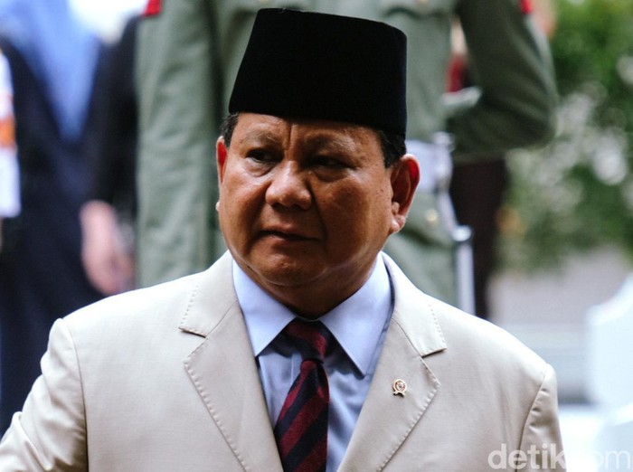 Menteri Pertahanan (Menhan) Prabowo Subianto menghadiri upacara peringatan Hari Bhakti Taruna di TMP Taruna, Tangerang, Rabu (26/1/2022).