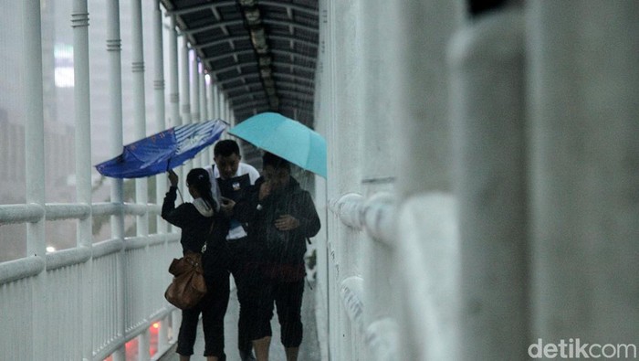 Prakiraan Cuaca Besok 27 Januari Jabodetabek: Waspada Potensi Hujan