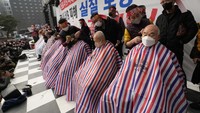 Aksi pangkas rambut bersama digelar 25 Januari 2022 di Seoul, tepatnya di dekat gedung Majelis Nasional.