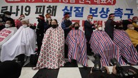 Lebih dari 300 pengusaha kecil dan menengah (UKM) di Korea Selatan mencukur rambut mereka sebagai bentuk protes kepada pemerintah untuk mencabut pembatasan Covid-19.