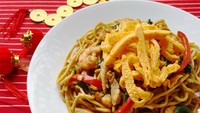 Bukan hanya ayam saja, bakmi goreng spesial imlek memakai tambahan udang dan telur. Mie ayam spesial ini gampang dibuat sendiri dengan resep ini. Foto: detikfood/odilia